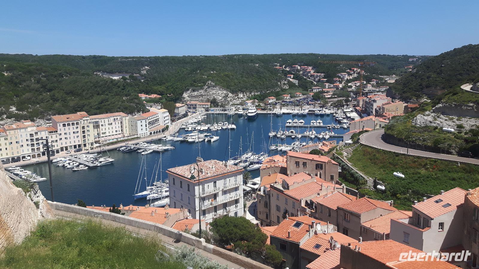 Bonifacio (Blick von der Oberstadt zum Hafen)