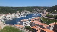 Bonifacio (Blick von der Oberstadt zum Hafen)
