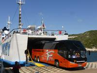 Bonifacio - Bus fährt von Fähre