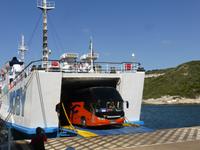 Bonifacio - Bus fährt von Fähre 