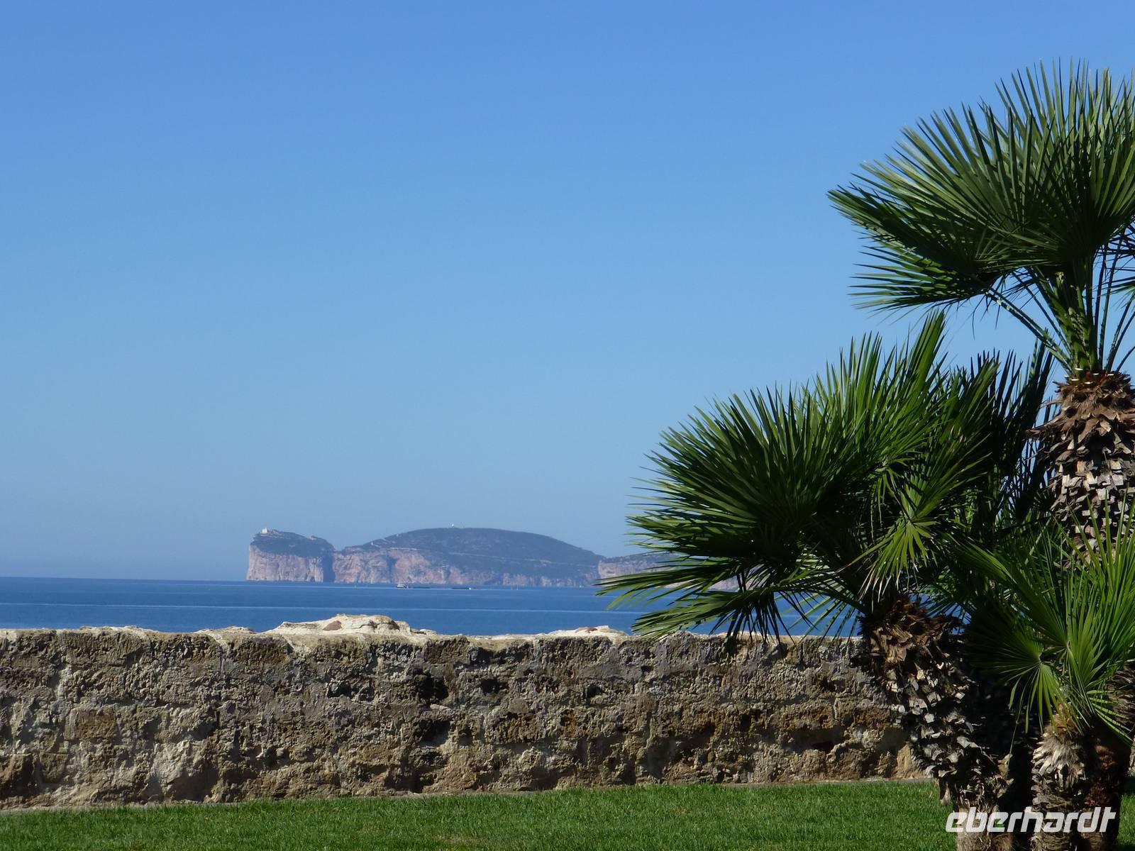 Alghero - Blick von der Stadtmauer zum Capo Caccia
