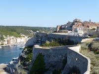 Bonifacio - blick auf die Stadtmauern und Hafen