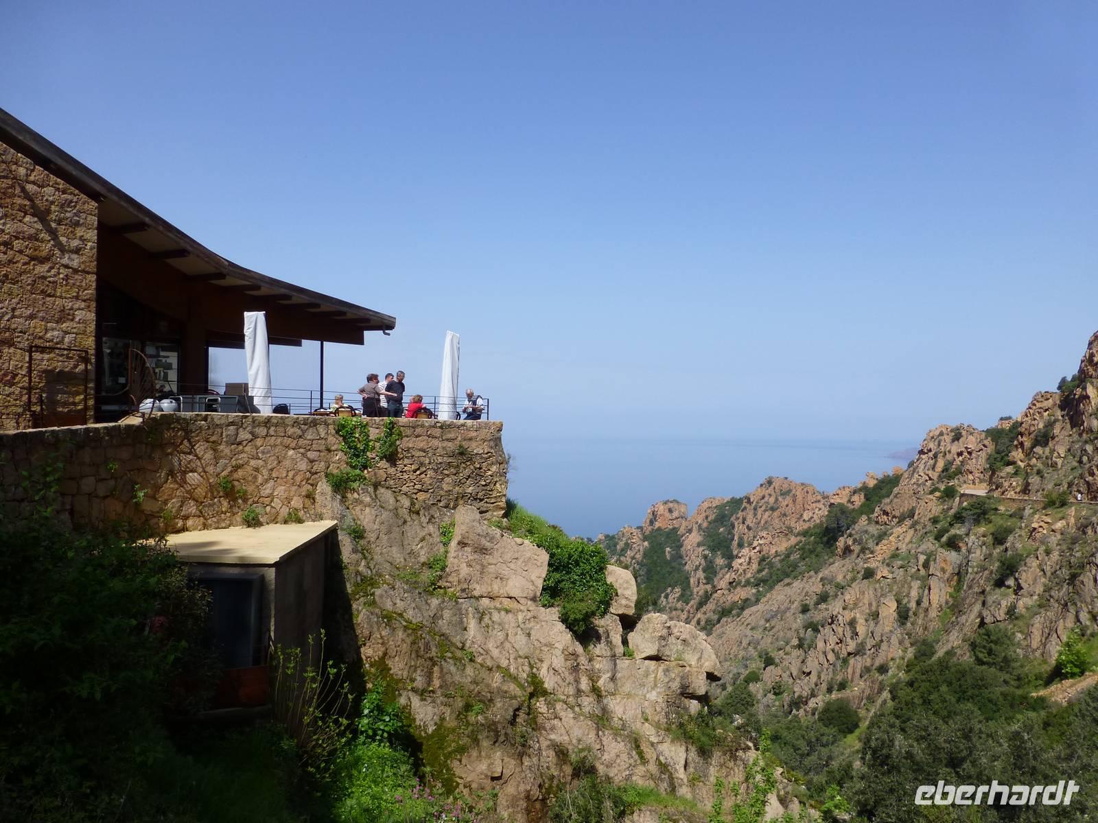Calanche - Chalet und Felsen