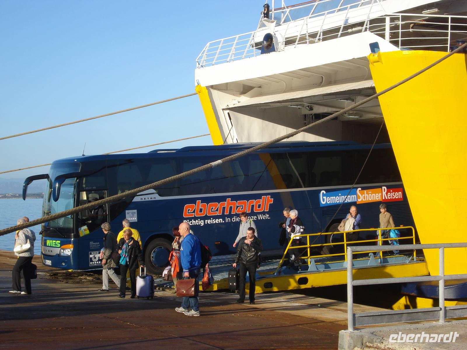 Golfo Aranci - Bus  verlässt die Fähre