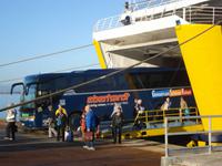 Golfo Aranci - Bus  verlässt die Fähre