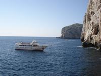 Neptunsgrotte unser Boot liegt vor Anker