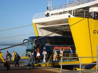 Golfo Aranci - Bus  verlässt die Fähre