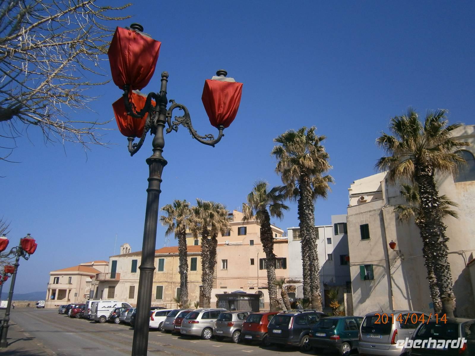 Alghero - zugehangene Laternen für die Osterprozession
