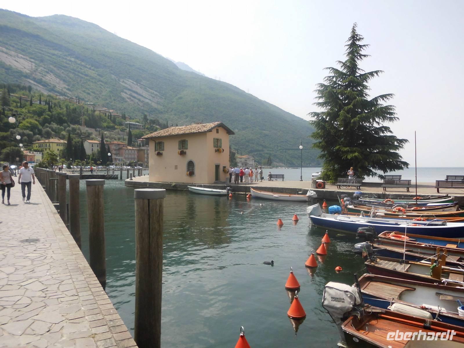 Der kleine Gardasee-Hafen von Torbole