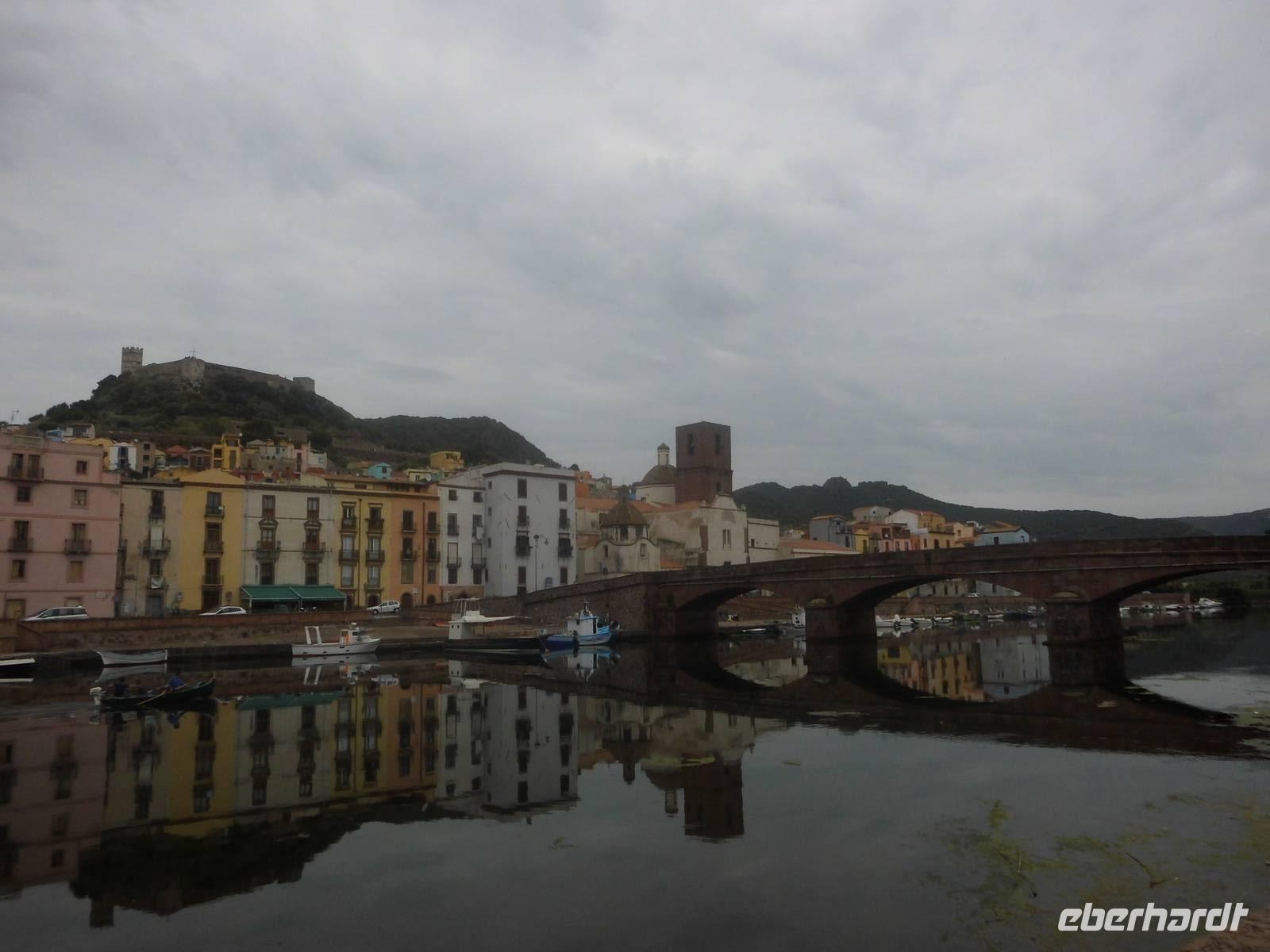 Blick auf Bosa - Altstadt, Ponte Veccio, Dom und Festung