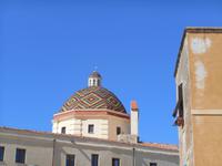 Alghero (Altstadt - Majolikakuppel der Chiesa San Michele)