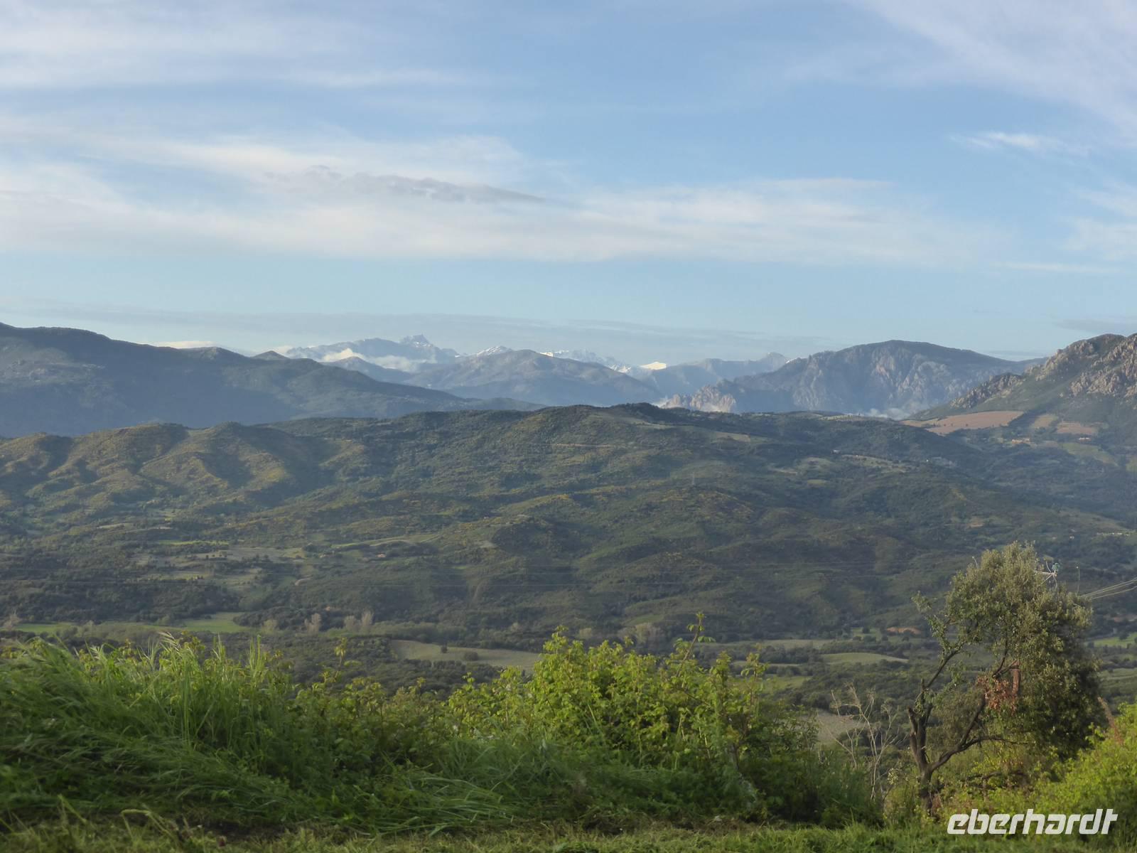 Blick zu den Berggipfeln Korsikas