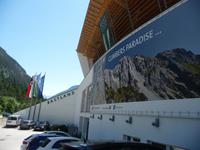 Rastland Nassereith mit Werbung für die Bergwelt.