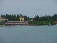 Im Vordergrund die Terme, dahinter die gelbe Villa der Maria Callas.