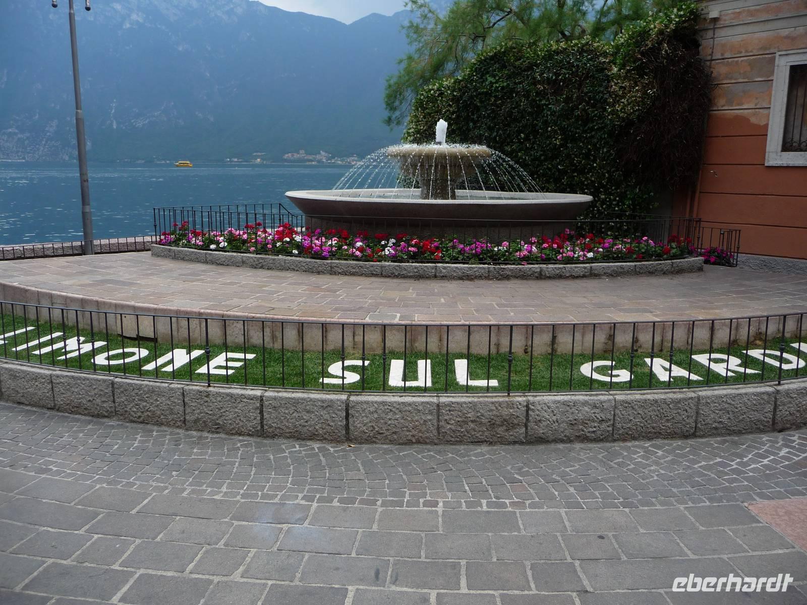 Vom Brunnen Blick über den See zum Monte Baldo.