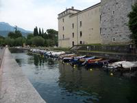 Die Wasserburg in Riva, heute Anlegestelle für kleine Motorboote.