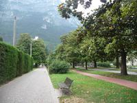 Eine Magnolienallee führt zum alten Bahnhof von Riva.
