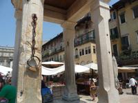 ... dass hier kein Pranger steht, sondern ein Holzmaß angekettet ist.