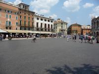 Buntes Treiben zwischen der Arena di Verona und dem Liston.