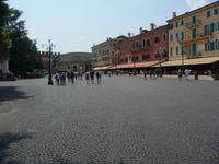 Im Hintergrund Reste der ehemaligen äußeren Stadtmauer von Verona.