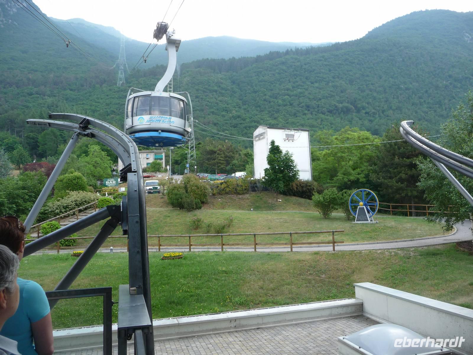 Diese Gondel dreht sich auf dem Weg nach oben einmal um ihre eigene Achse.