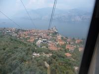 Aus der Kabine fotografiert:  Malcesine mit Burg, Gardasee und Gardaseeberge.