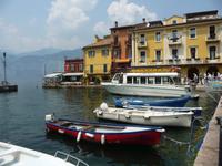 Boote plätschern im neuen Hafen.