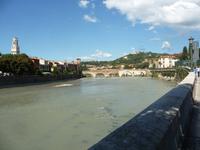 Blick zur Steinernen Brücke über die Etsch.