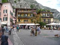Kleines Limone  -  große Felsen dahinter.