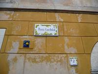 ... auch im Straßenschild und auf dem Hausnummernschild.