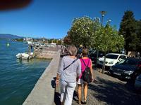 Sirmione, am Ufer entlang geht es zur Schiffsanlegestelle.