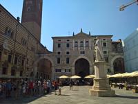 Denkmal von Alighieri Dante dem größten italienischen Dichter des Mittelalters.