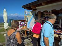 Und hier gibt es aus Alpakawolle hergestellte  Socken, Schals u.a.