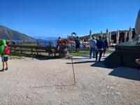 Eine Berghütte auf dem Monte Baldo lädt bei strahlender Sonne zum Verweilen ein.
