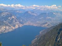 Links Riva am Gardasee, rechts Torbole im Hintergrund die Brentadolomiten.