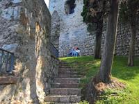Das Burgfräulein und der Burgherr auf einer Steinbank.