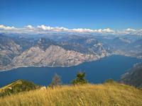 Bei Traumwetter der Gardasee aus 1 780 m Höhe gesehen.