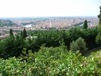 Verona von der Aussichtsplattform des Santuarios aus gesehen.