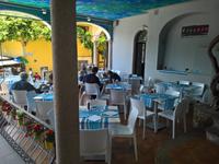 Restaurant im Freien  -  geschützt vor Sonne und Regen.