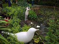 Zeitgenössische Skulpturen harmonisieren mit der Natur.