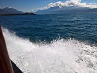 Auf dem Wasser mit einem schnellen Boot.