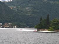Noch ist die Strasse übers Wasser in Weiß  -  später wird alles orange.