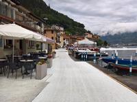 ... und auch an Land liegen die weißen Kunststoffbahnen, wir dürfen darauf laufen.