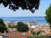 Blick vom Colle di San Giusto auf den Hafen und die Stadt
