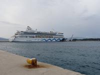 Die AIDAaura im Hafen von Korfu