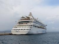 Die AIDAaura im Hafen von Korfu