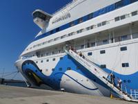 AIDAaura im Hafen von Bari