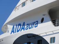 AIDAaura im Hafen von Bari