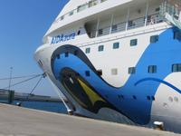 AIDAaura im Hafen von Bari