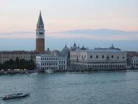 0042 Kreuzfahrt AIDAvita - Adria - Auslaufen aus Venedig -  Blick zum Campanile